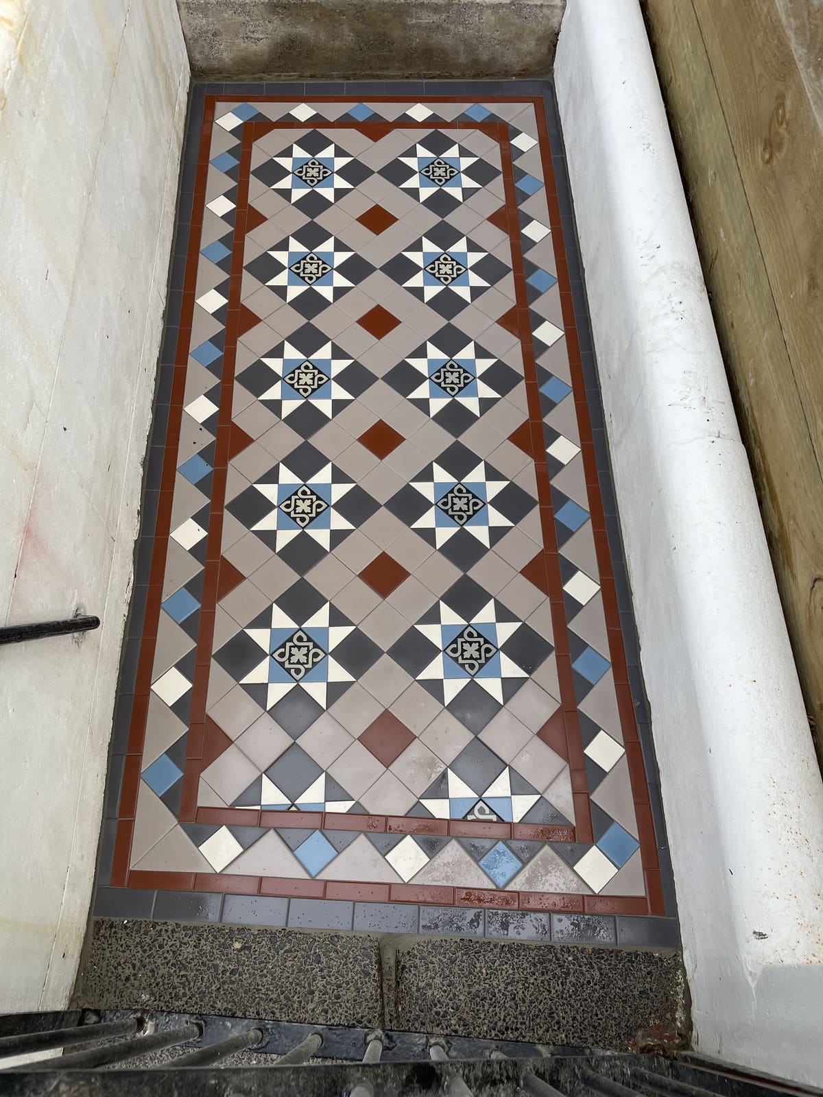 Bungalow pattern doorstep panel with a red border